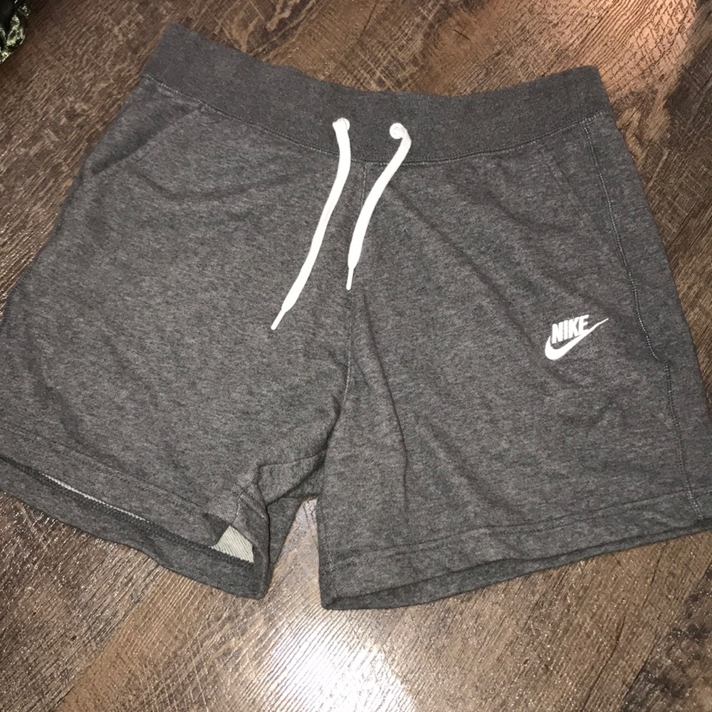brand new never worn nike shorts !!!